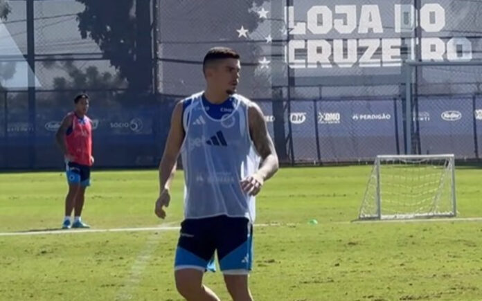 Gabriel Pec durante treino do Cruzeiro nesta quarta (8)