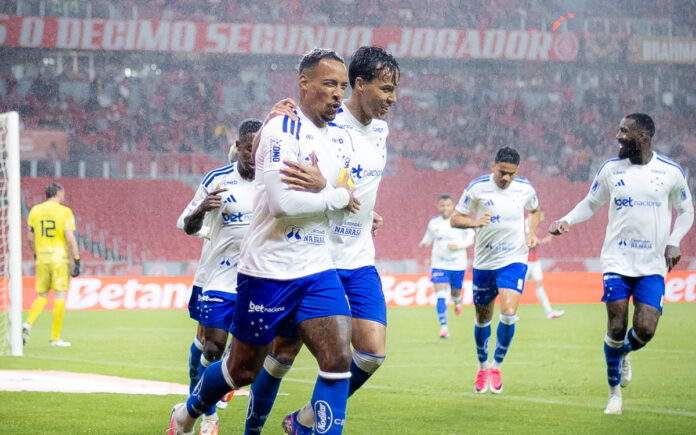 Matheus Pereira celebra gol contra o Inter, no Beira-Rio