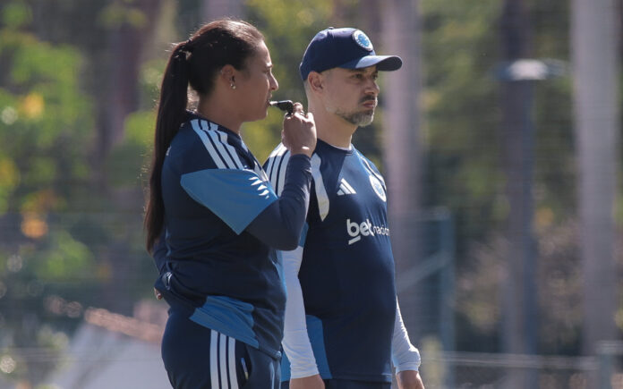 Jonas Urias, técnico do Cruzeiro, em treino na Toca I