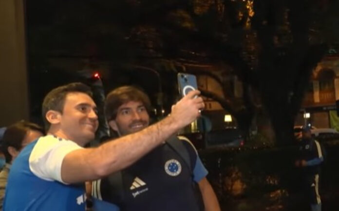 Lucas Silva na chegada do Cruzeiro a Porto Alegre
