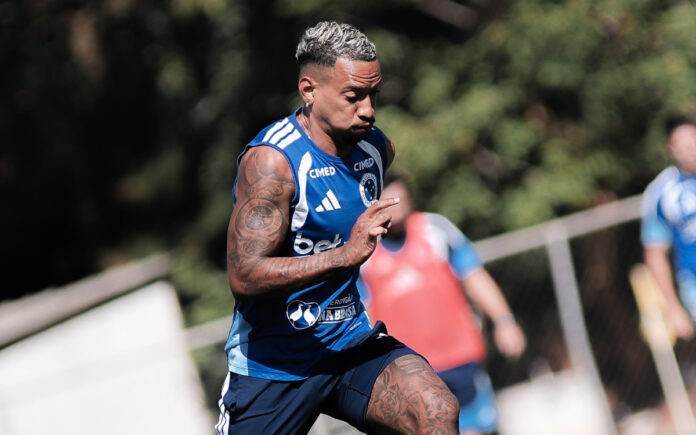 Matheus Pereira em treino do Cruzeiro, na Toca II