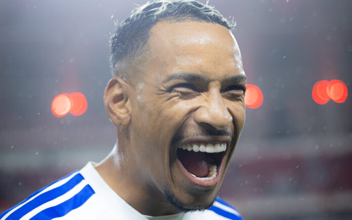 Matheus Pereira comemora vitória do Cruzeiro contra o Inter