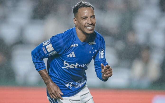 Matheus Pereira comemora gol da vitória contra o Coritiba