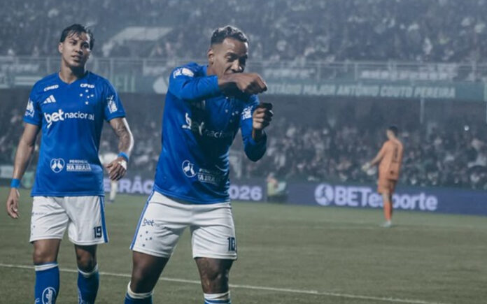 Matheus Pereira celebra gol contra o Coritiba, no Couto Pereira