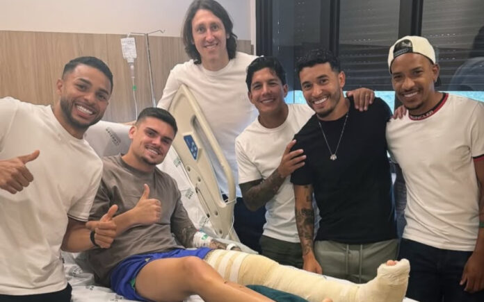 Gabriel Pec recebeu visita de jogadores do Cruzeiro no hospital