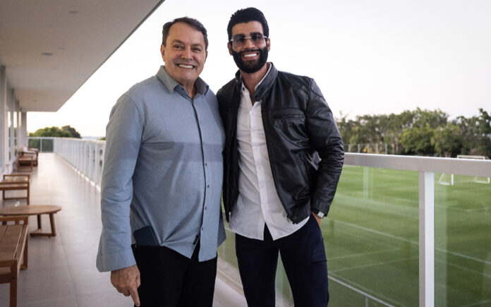 Pedrinho posou para foto ao lado de Gusttavo Lima, na Toca II