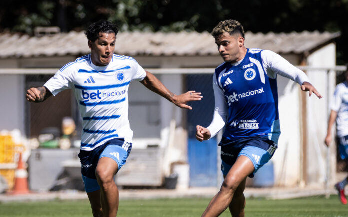 Romero em dividida com Bruno Rodrigues durante treino na Toca II
