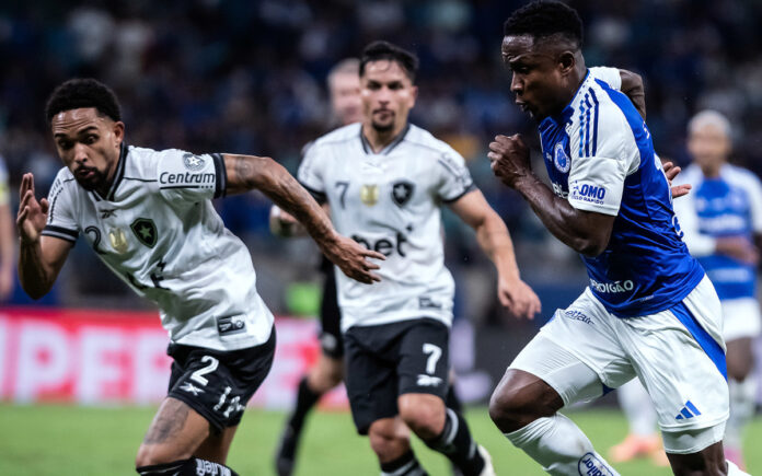 Sinisterra em jogo contra o Botafogo, no Mineirão, em 2025