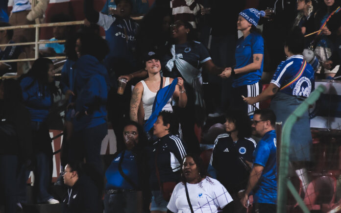 Torcida do Cruzeiro na Arena do Jacaré, em Sete Lagoas