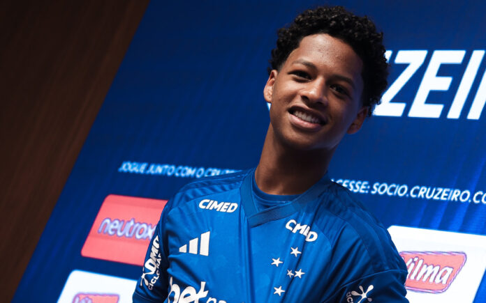 Zé Lucas, volante do Cruzeiro, em apresentação na Toca 2