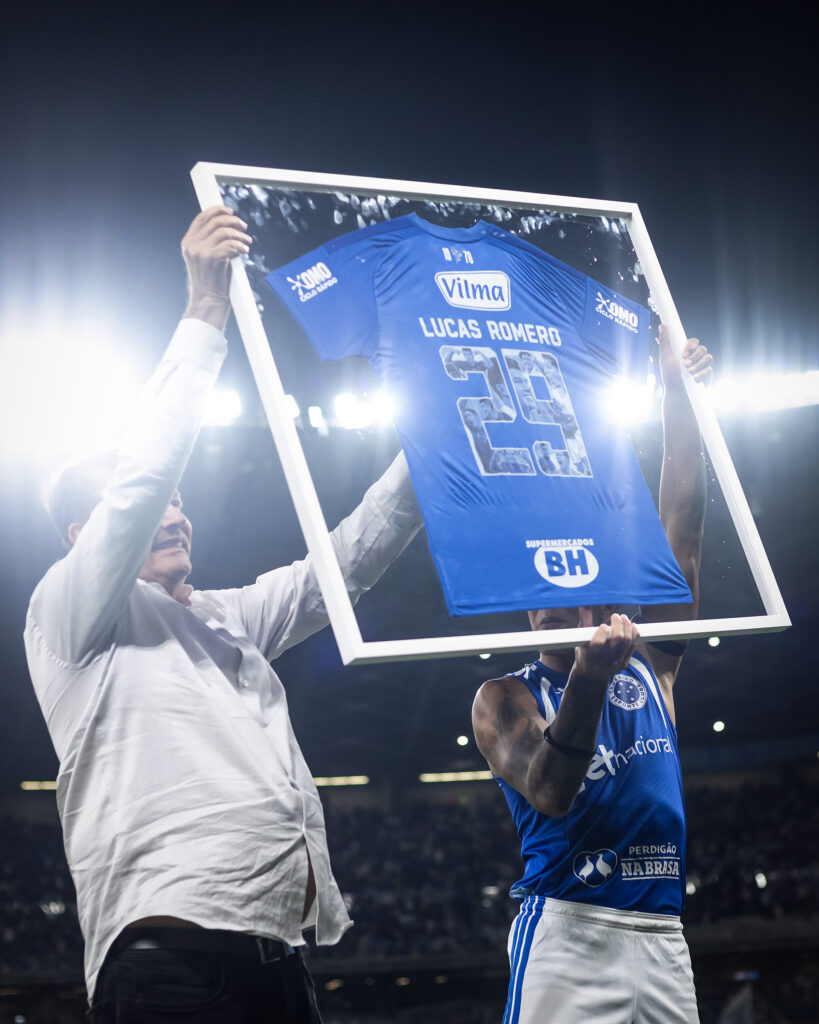 Pedrinho entrega placa para Romero (Lucas Romero ao lado de Pedrinho, presidente do clube, e familiares (Foto: Gustavo Aleixo/Cruzeiro)