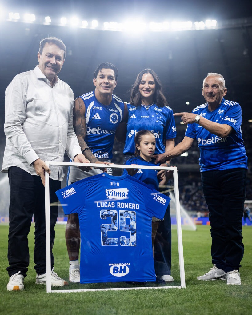 Lucas Romero ao lado de Pedrinho, presidente do clube, e familiares (Foto: Gustavo Aleixo/Cruzeiro)