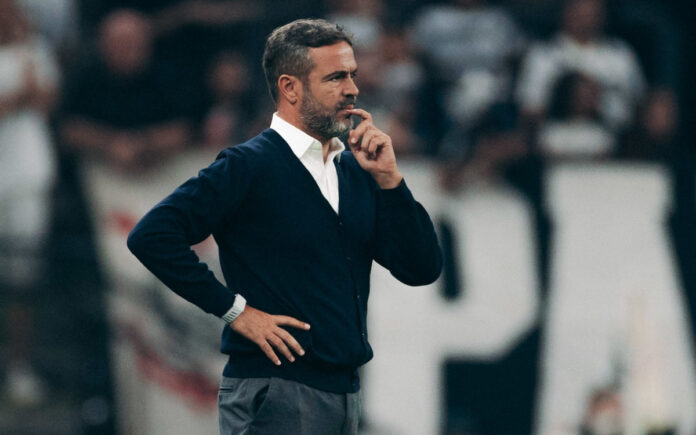 Artur Jorge na vitória sobre o Corinthians, em São Paulo
