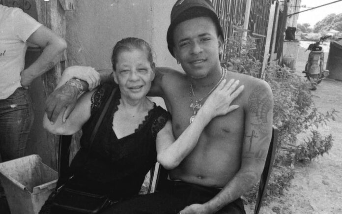 Arroyo, atacante do Cruzeiro, ao lado da avó