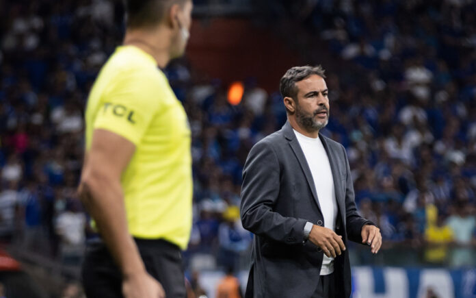 Artur Jorge alegou que o bandeirinha também não viu falta de Fabrício Bruno em Pedro