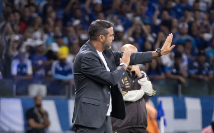 Artur Jorge comentou bronca em Arroyo durante duelo com o Flamengo (Foto: Gustavo Aleixo/Cruzeiro)