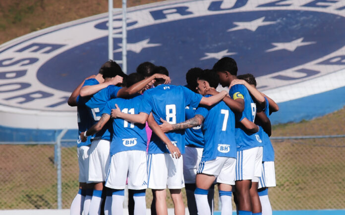 Elenco do Cruzeiro Sub-20, na Toca da Raposa I (Foto: Gustavo Martins/Cruzeiro)