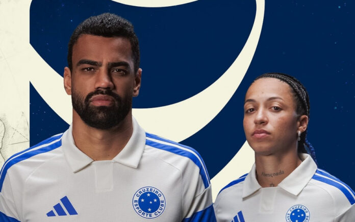Fabrício Bruno e Byanca Brasil em lançamento da terceira camisa do Cruzeiro (Foto: Cruzeiro/Divulgação)