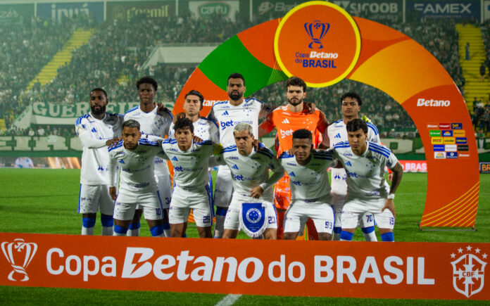 Time do Cruzeiro no duelo diante da Chape, no jogo de ida (Foto: Júlia Galvão/Cruzeiro)