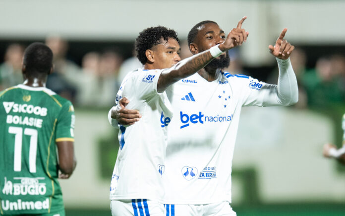 Kenji e Gerson no duelo de ida, na Arena Condá, em Chapecó (Foto: Foto: Júlia Galvão/Cruzeiro)