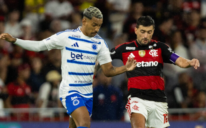 Matheus Pereira e Arrascaeta em dividida no jogo pelo primeiro turno do Brasileiro (Foto: Thais Magalhães/Cruzeiro)