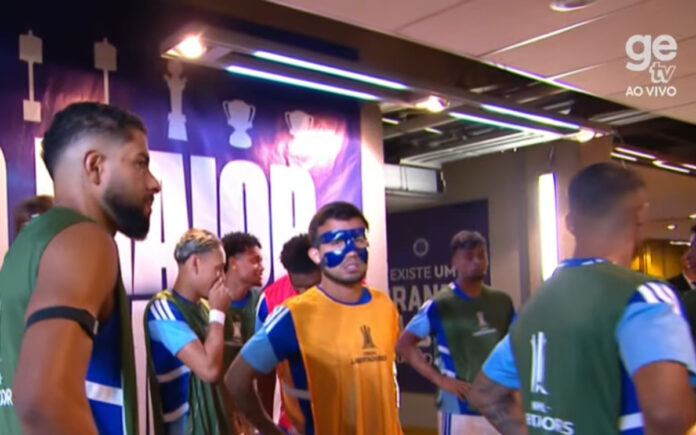 Matheus Henrique vai jogar de máscara devido a uma fratura no nariz (Foto: Reprodução/GETV)