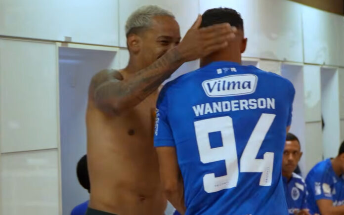 Wanderson é cumprimentado por Matheus Pereira no vestiário (Foto: Reprodução/TV Cruzeiro)