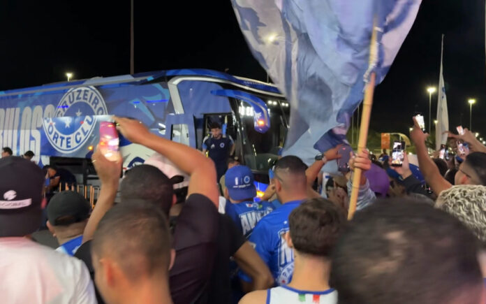 Torcida do Cruzeiro faz festa no 'aerozeiro' (Foto: Maic Costa/Central da Toca)