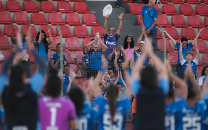 Torcida do Cruzeiro na Arena do Jacaré (Foto: Gustavo Martins/Cruzeiro)