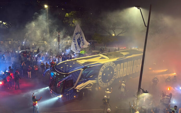 Cruzeiro foi recebido com grande festa pela torcida (Foto: Leonardo Gimenez/Central da Toca)