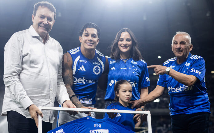 Lucas Romero ao lado de Pedrinho, presidente do clube, e familiares (Foto: Gustavo Aleixo/Cruzeiro)