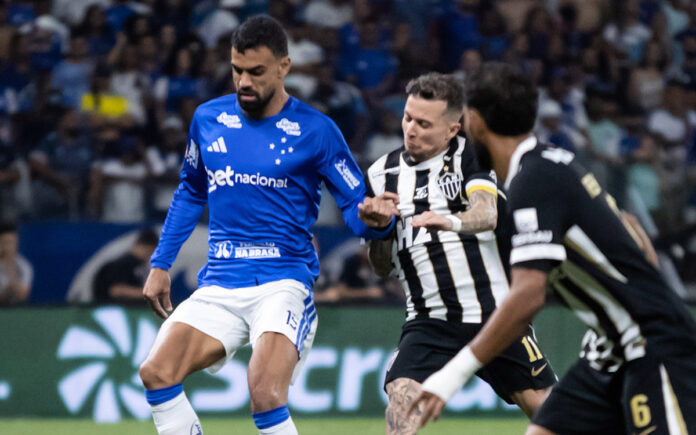 Fabrício Bruno em dividida com Bernard (Foto: Gustavo Aleixo/Cruzeiro)