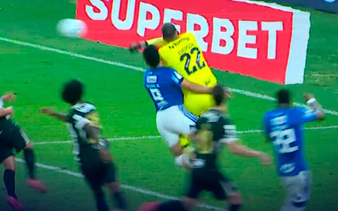 Bruno Rodrigues em lance com Everson (Foto: Reprodução/Sportv)