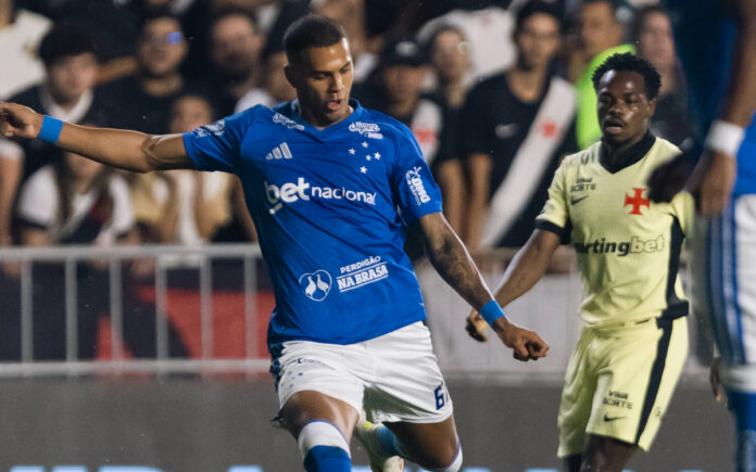 João Costa, do Cruzeiro, em duelo com o Vasco em São Januário (Foto: Thaís Magalhães/Cruzeiro)