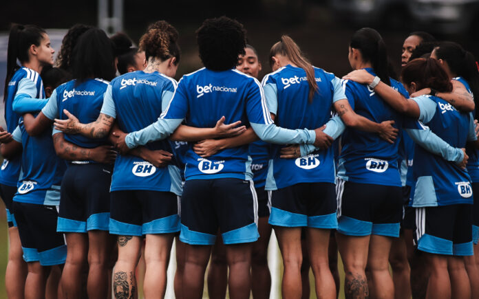 Time das Cabulosas reunido na Toca da Raposa ll (Foto: Gustavo Martins/Cruzeiro)