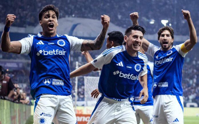 Kaio Jorge, Villalba e Lucas Silva comemoram jogo de volta das quartas da Copa do Brasil em 2025 (Foto: Gustavo Aleixo/Cruzeiro)