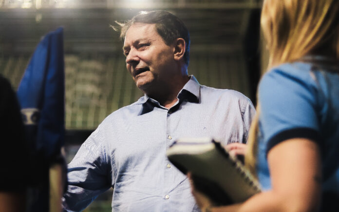 Pedrinho, presidente da SAF do clube celeste, no jogo das Cabulosas, no Independência (Foto: Gustavo Martins/Cruzeiro)