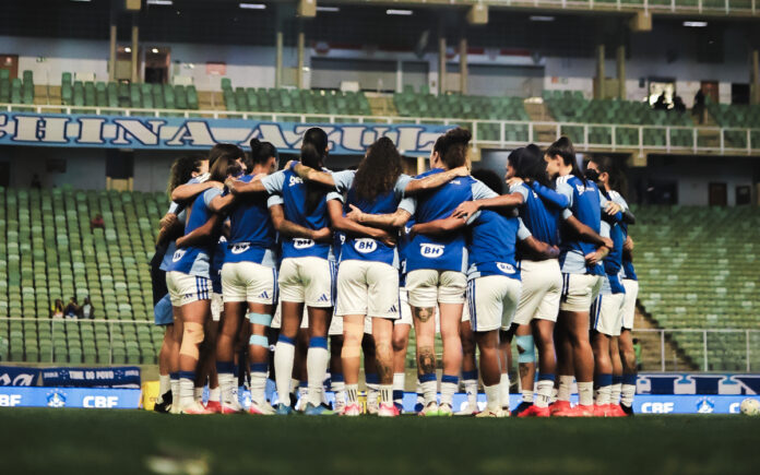 Jogadoras do Cruzeiro antes de jogo no Independência (Foto: Gustavo Martins/Cruzeiro)