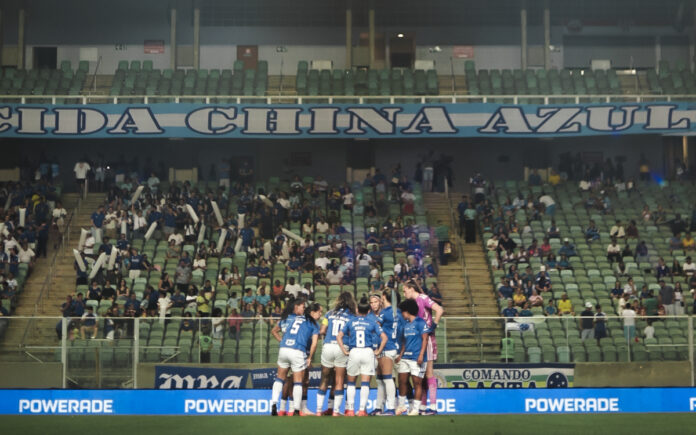 Mais de duas mil pessoas foram ao Horto torcer para as Cabulosas (Foto: Gustavo Martins/Cruzeiro)