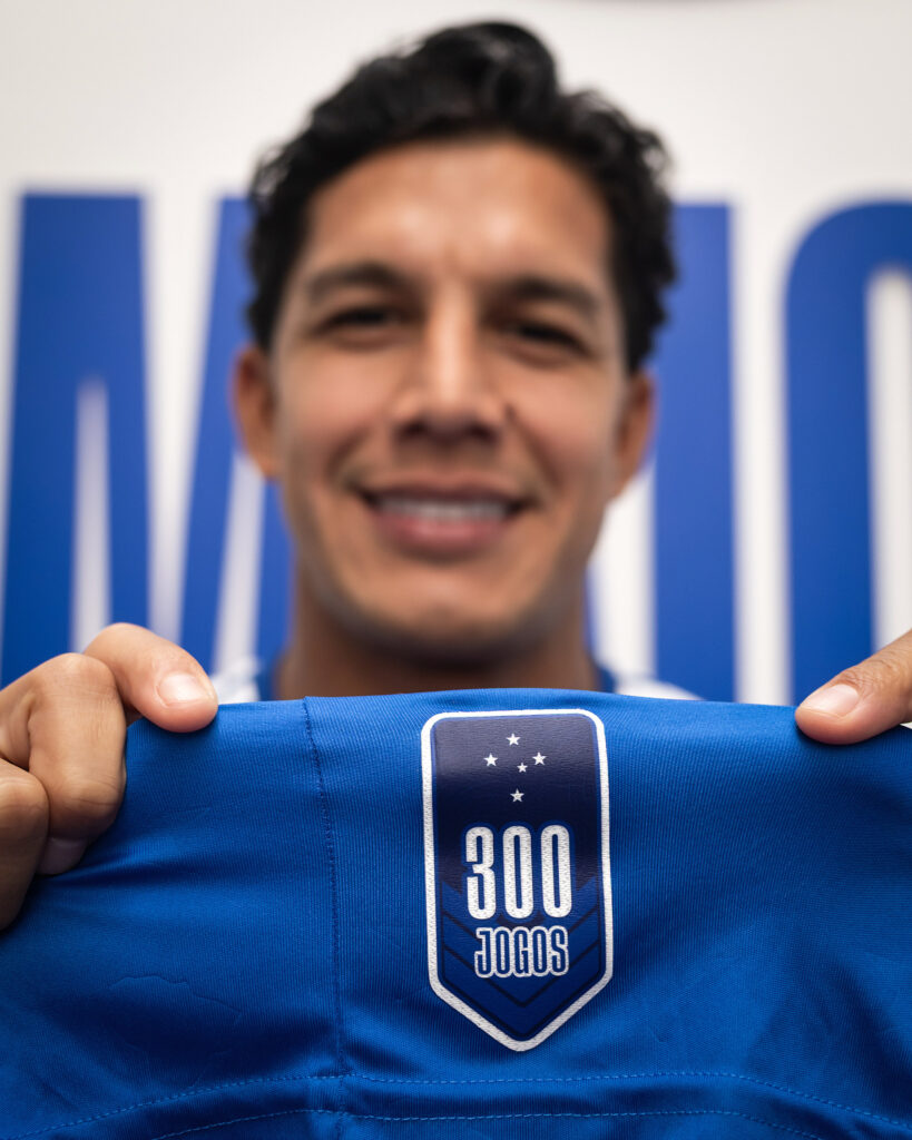 Romero vai usar patch comemorativo de 300 jogos (Foto: Gustavo Aleixo/Cruzeiro)