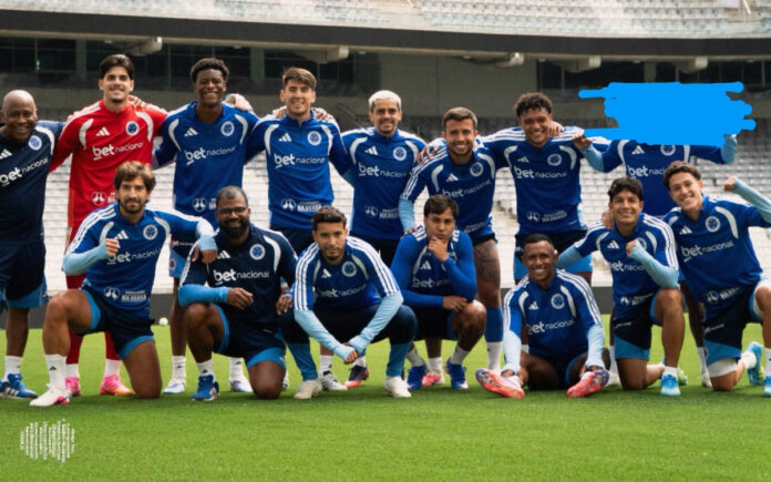 Jogadores do Cruzeiro durante treino em Curitiba