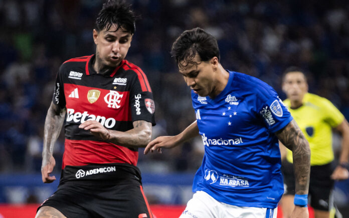 Kaio Jorge em jogada contra Pulgar, do Flamengo
