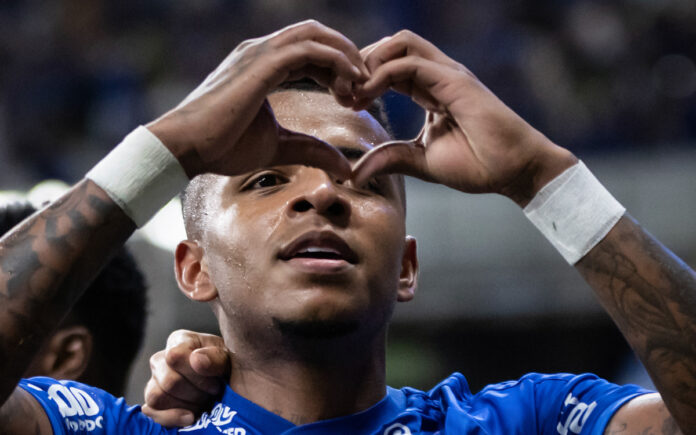 Keny Arroyo, ponta do Cruzeiro, anotou um golaço contra o Atlético-MG