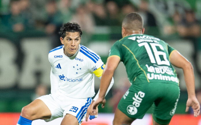 Lucas Romero, volante do Cruzeiro, em partida de ida contra a Chape, na Arena Condá (Foto: Júlia Galvão/Cruzeiro)