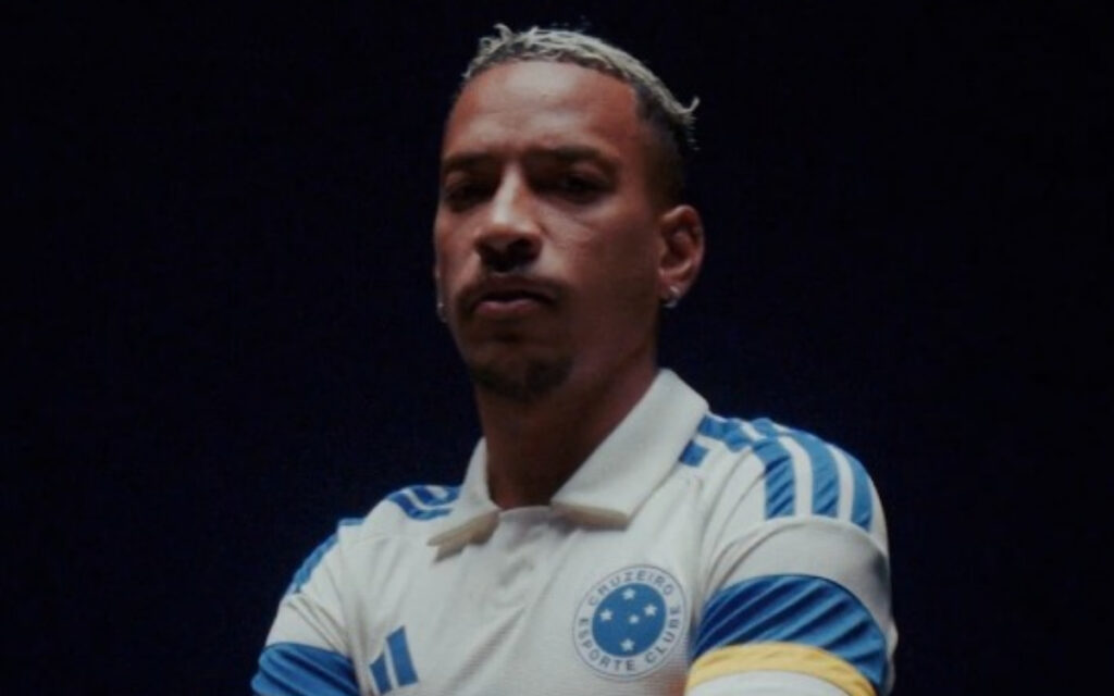 Matheus Pereira com a nova camisa do Cruzeiro (Foto: Cruzeiro/Divulgação)