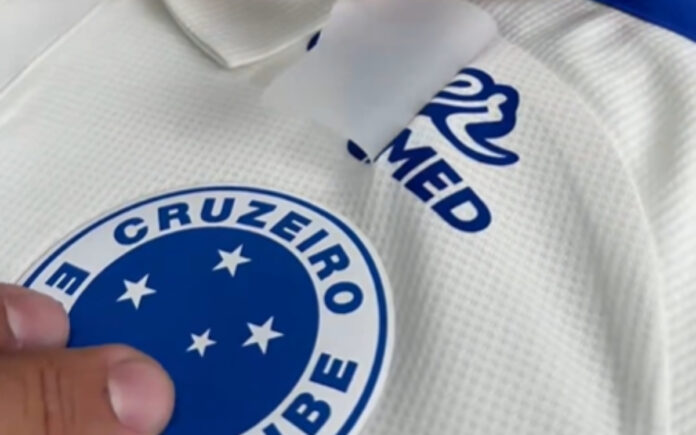 Patrocinío acima do escudo do Cruzeiro
