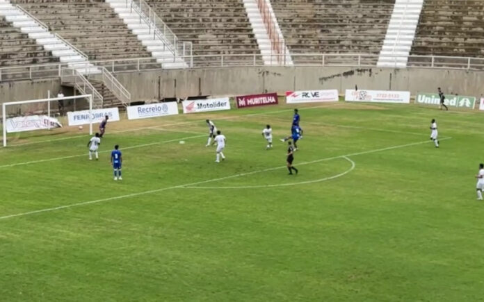 Rhuan Gabriel chuta para marcar o primeiro gol do Cruzeiro no jogo