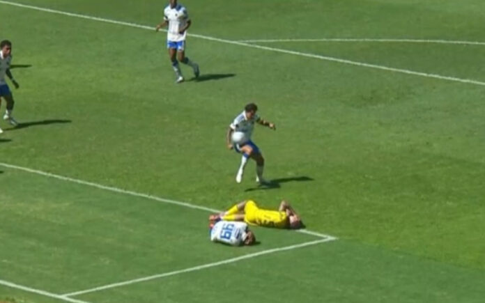 Arbitragem marcou pênalti em lance polêmico com Lucas Romero (Foto: Reprodução/Prime Video)