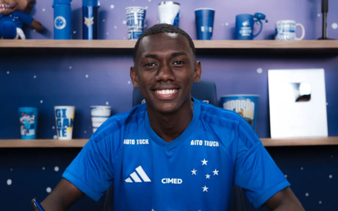 Ronald assinou contrato profissional com o Cruzeiro até julho de 2029 (Foto: Gustavo Martins/Cruzeiro)