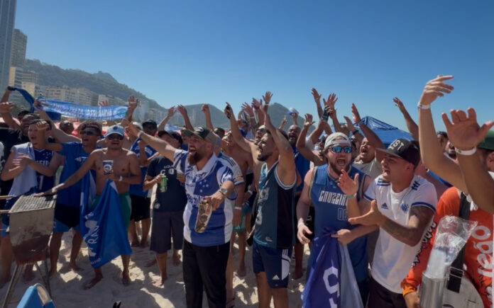 Torcida do Cruzeiro em Copacabana, antes de duelo contra o Flamengo na Libertadores (Foto: Thaynara Amaral/Central da Toca)